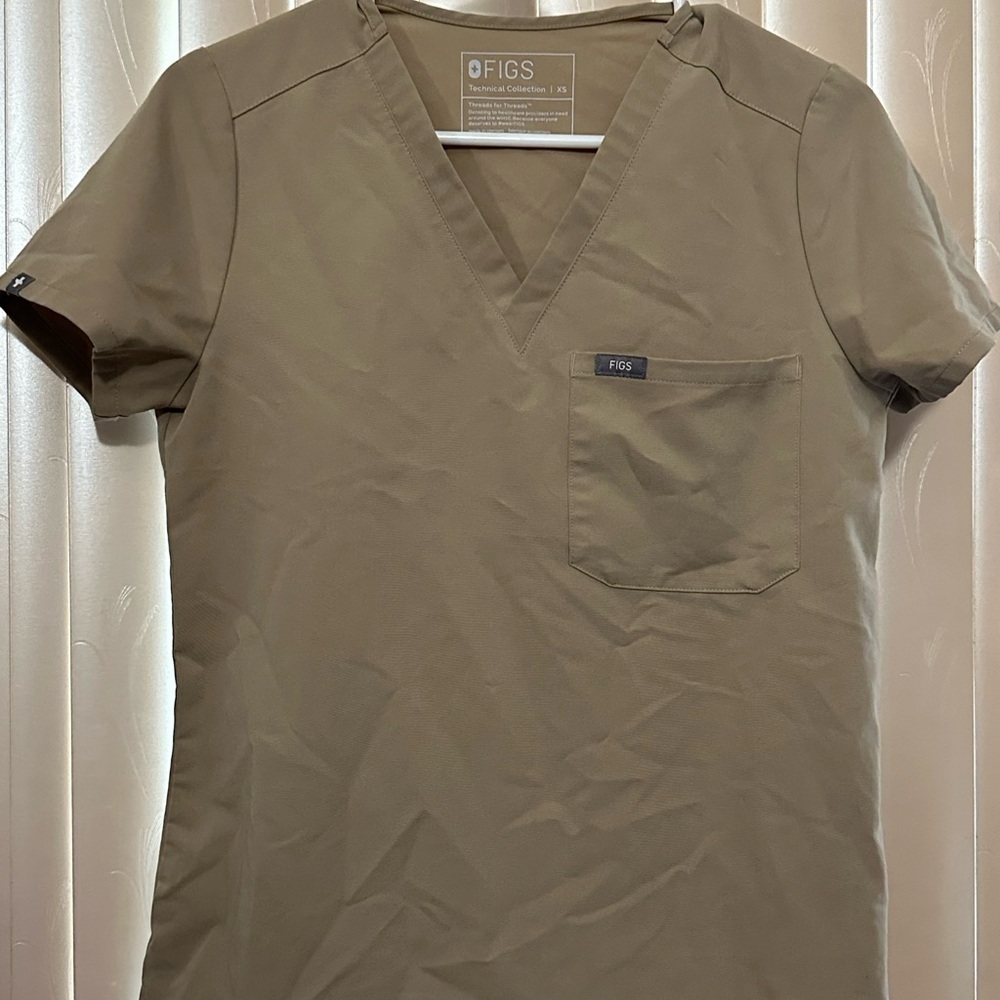 FIGS XS Sandstone Catarina Scrub Top
